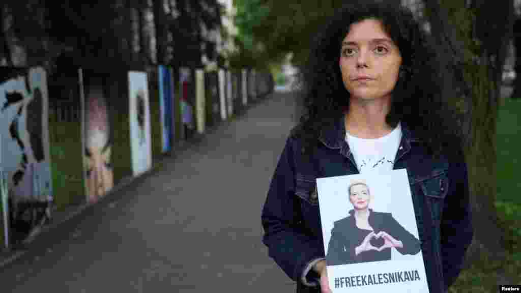 Tatyana Homics, a bebörtönzött belarusz ellenzéki vezető, Marija Kalesznyikava nővére a litvániai Vilniusban 2024. augusztus 2-án. Testvére szerint a negyvenkét&nbsp;éves Kalesznyikavát egy kis, lepusztult zárkában tartják fogva, ahol a vécé egy lyuk a padlóban.&nbsp;Súlya mindössze 45 kilóra csökkent, noha 175 cm magas, mivel egy perforált gyomorfekély miatt nem tudja megenni a börtönkosztot