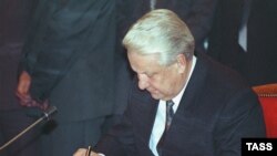 Boris Elțîn semnează, pe 21 decembrie 1991, documentul de constituire a CSI
