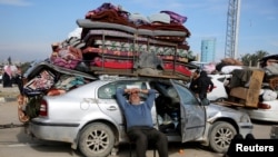 Palestinci čekaju da im se dozvoli povratak kućama u sjevernoj Gazi nakon što su raseljeni na jug po izraelskoj naredbi tokom rata, centralno podučje Pojasa Gaze, 26. januara 2025.