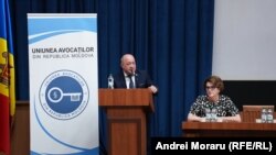Președintele Uniunii Avocaților, Dorin Popescu, și avocata Angela Popil, la deschiderea congresului extraordinar al avocaților din 25 iulie.