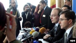 Македонската делегација на самитот на НАТО во Букурешт во 2008 година, кога Грција стави вето земјава да биде примена во Алијансата под привремената референца.