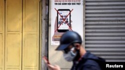 Në Vietnam autoritetet kanë vendosur posterë për të paralajmëruar rreth përhapjes së lajmeve të rreme lidhur me koronavirusin.