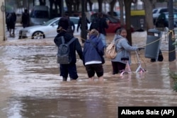 Хора по наводнените улици във Валенсия, 31 октомври 2024 г.