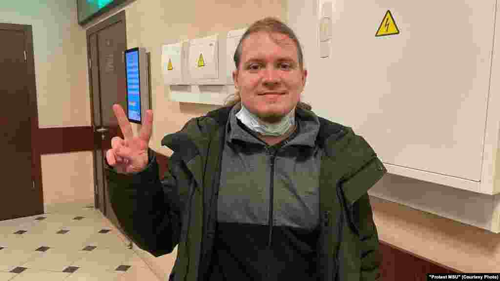 Dmitrij Ivanov Ivanov nyolc és fél éves börtönbüntetését tölti, mert &bdquo;hamis&rdquo; jelentéseket tett közzé az orosz hadseregről egy Telegram-csatornán, amelynek működtetésében is közreműködött. A kifogásolt bejegyzések többek között a bucsai mészárlásról és Mariupol pusztításáról szóltak. A bíróságon Ivanov arra kérte honfitársait, hogy &bdquo;legyenek erősebbek a félelemnél&rdquo;