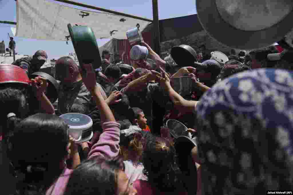 Palestinezë në përpjekje për të marrë ushqim në Xhabalia, më 19 maj.