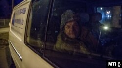 Hajléktalan férfi a Menhely Alapítvány 24 órában működő krízisautó-szolgálatának kisbuszában a fővárosban 2018. február 25-én