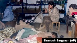 Децата спијат во засолниште за време на гранатирањето во Степанакерт во Нагорно-Карабах, 20 септември 2023 