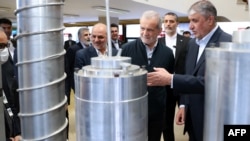 Predsjednik Irana Masud Pezeshkian (drugi s desna) i šef Iranske organizacije za atomsku energiju Mohammad Eslami (desno) na Nacionalnom danu nuklearne tehnologije u Teheranu 9. aprila.
