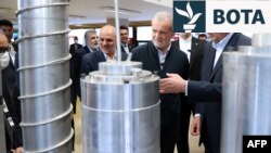 Presidenti iranian Masud Pezeshkian (i dyti djathtas) dhe kreu i Organizatës së Energjisë Atomike të Iranit, Mohammad Eslami (djathtas) marrin pjesë në një aktivitet për Ditën e Teknologjisë Bërthamore të Iranit në Teheran, më 9 prill.