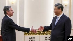 Državi sekretar SAD Entoni Blinken rukuje se s kineskim predsednikom Si Đinpingom, Peking, 19. jun 2023.