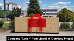 Poklon za Dan nezavisnosti - spakovana crnogorska zastava u Ljubuškom prije transporta na Cetinje