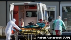 Медицински лица пред Инфективната болница во Скопје.