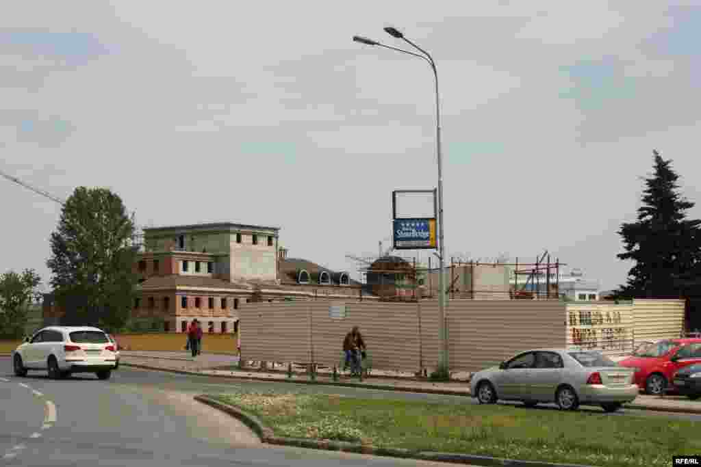 Уште еден од многуте постаменти во Скопје