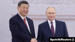 Глава Китая Си Цзиньпин (слева) и президент РФ Владимир Путин, Москва, 8 мая 2025 года