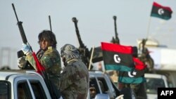 Konvoj sa pobunjeničkim borcima napuštaju front nedaleko od grada Ajdžabija, 05. april 2011.