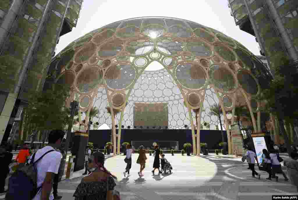 Vizitatori trec prin piața centrală a expoziției din Dubai. Expo 2020 speră să atragă 25 de milioane de vizitatori în pavilioanele sale imaginative, în care sunt prezentate progresele tehnologice. &nbsp;