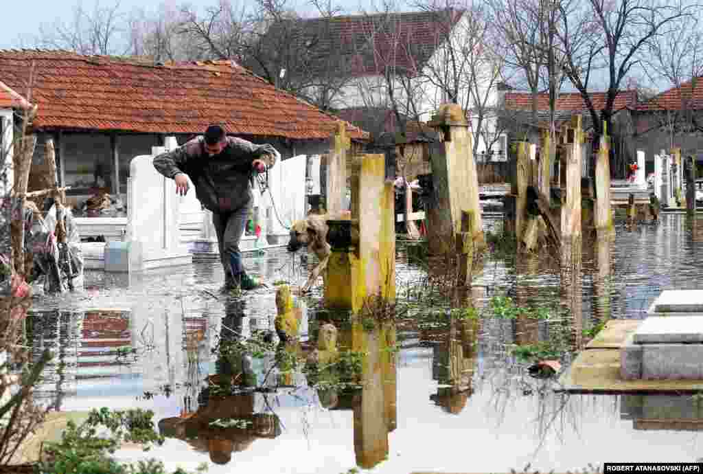 Makedonija - Nakon trodnevnih jakih kiša poplave su pogodile jugoistok zemlje, selo Monospitovo, 27. februar 2013. Foto: AFP / Robert Atanasovski 