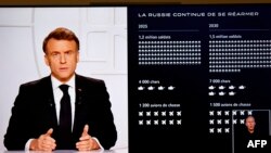 Стопкадър от телевизионното обръщение на президента на Франция Еманюел Макрон, 5 март 2025 г. Вдясно има графика, проектираща военната сила на Русия.