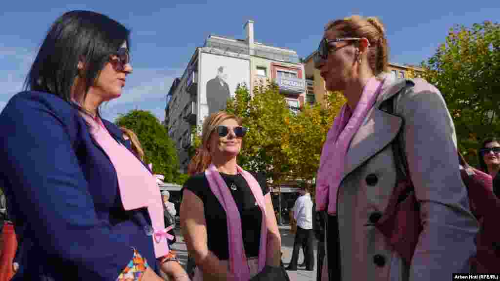 Kosovski Centar za borbu protiv raka dojke Jeta-Vita je, uz institucionalnu podršku, ove godine isporučio 400 onkoloških paketa (perika, grudnih proteza) svim mladim pacijentkinjama obolelim ove godine kao psihosocijalnu i materijalnu pomoć, kako bi se ova bolest prebrodila što je lakše moguće.