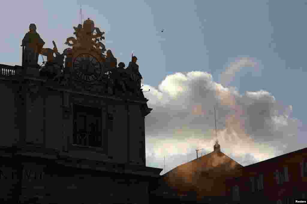 Tymi i bardhë - që sinjalizon zgjedhjen e papës - u pa duke dalë nga oxhaku i Kapelës Sistine disa minuta pas orës 18:00.