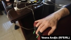 Poligraf je sprava koja funkcioniše na principu registrovanja fizioloških reakcija emocionalnog porekla tokom ispitivanja. Osoba podvrgnuta ispitivanju se povezuje na mašinu koja beleži različite fiziološke parametre.