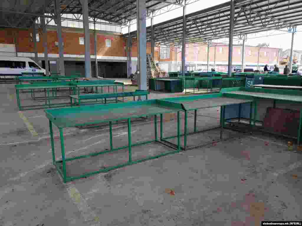 Пазарите празни - И пазарџиите и дебарчани денеска останаа дома.