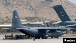 Një avion i ushtrisë amerikane duke evakuuar qytetarët nga aeroporti i Kabulit. 