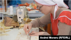 O tânără învață la școala profesională meseria de cusător-croitor. Industria prelucrătoare, implicit cea textilă, este unul din domeniile în care tinerii specialiști ar putea primi indemnizații la prima angajare.