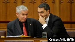 Lázár János, akkori Miniszterelnökséget vezető miniszter súg Polt Péter legfőbb ügyésznek az Országgyűlésben 2014. november 24-én.