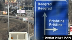 Politički zvaničnici sa Kosova i iz Srbije se u poslednjih dvadesetak dana međusobno optužuju za "laži" i "širenje dezinformacija", dok se javnost u obe zemlje upozorava da upravo "ona druga strana" krši Briselski sporazum.