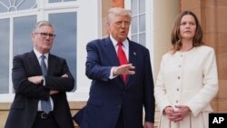 Претседателот на САД Доналд Трамп разговара со новинарите во друштво на британскиот премиер Кир Стармер и неговата сопруга Викторија во Тарнбери, Шкотска, 28 јули.