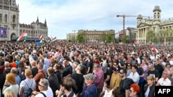 Učesnici antivladinog skupa u Budimpešti, 6. april 2024.