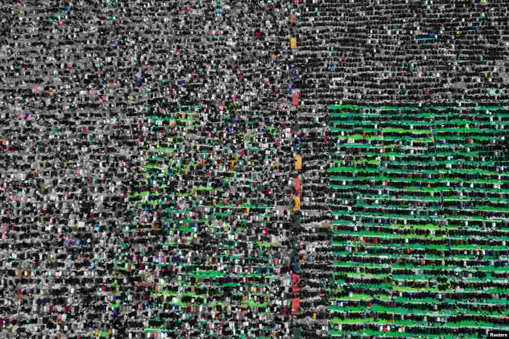 Snimak iz drona prikazuje mislimane na molitvi na Skenderbergovom trgu u Tirani.Ramazanski bajram jedan je od najvećih praznika za vernike islamske veroispovesti.