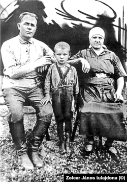 A gyerek Gorbacsov szüleivel az 1930-as években