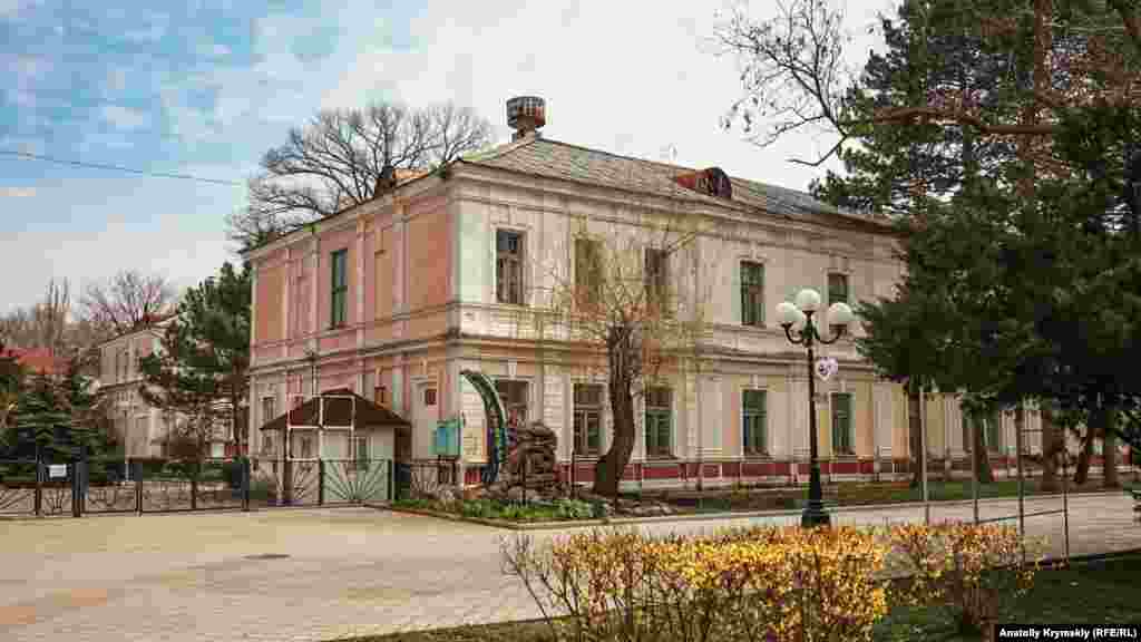 Главный вход в детский санаторий &laquo;Приморский&raquo;