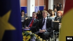 Евроамбасадорот Аиов Орав и британскиот амбасадор Кристофер Ивон на презентација на извештајот на ЕК за напредокот на Македонија за 2012.