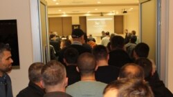 Radnici ulaze na sastanak