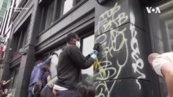 Proteste SUA: Voluntari curăță dimineața după manifestațiile din noaptea precedentă