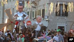 Efigiile președinților Serbiei și Rusiei, amintind de personajele lui Cervantes Don Quijote și Sancho Panza, la carnavalul din orașul croat Kastela, la 13 februarie 2024. 