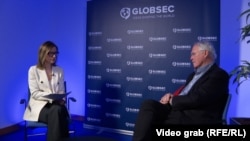 Kosovo bi trebalo da se fokusira na Zajednicu opština sa srpskom većinom, izjavio je u intervjuu za RSE Kristofer Hil, bivši ambasador SAD u Srbiji.