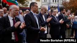 Кметът на Благоевград Методи Байкушев, кметът на София Васил Терзиев, временният кмет на Варна Павел Попов, председателят на ПП Асен Василев и бившият съпредседател на ПП Кирил Петков на демонстрацията в защита на Коцев, 12 септември 2025 г.