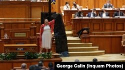 Senatoarea Diana Șoșoacă este vizată de unul dintre dosarele privind siguranța națională după ce a blocat vaccinarea în comuna Răchițeni, Iași. Plângerea a fost făcută de DSP Iași.