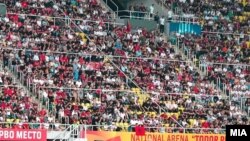 Tifozë të klubit të futbollit Shkëndija brohorasin “Ilirida” dhe “Shqipëria e Madhe” gjatë një ndeshjeje ndërkombëtare me Karabakun në Shkup, më 5 gusht 2025.