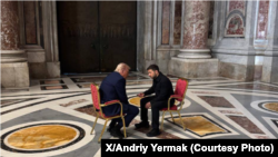 Predsjednik SAD Donald Trump i predsjednik Ukrajine sastali su se u Vatikanu na sahrani pape Franje, 26. april 2025. 