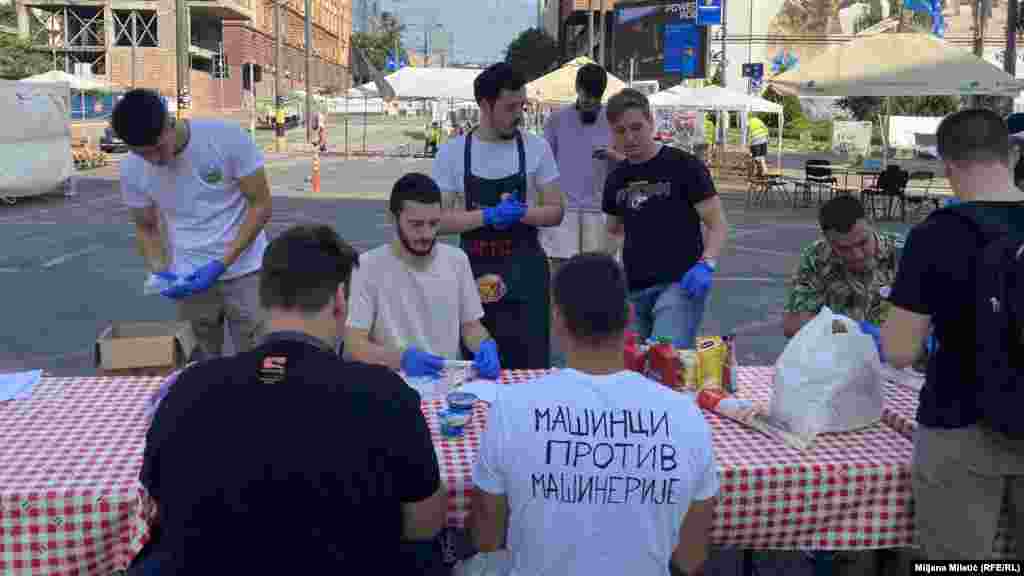 Pravljenje toplih sendviča studenata Mašinskog fakulteta u Beogradu na raskrsnici ulica Kneza Miloša i Nemanjine u Beogradu, obeležilo je deseti dan protesta koji ispred Vlade Srbije organizuje "Pobunjeni univerzitet".
