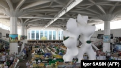 A Gulistan központi piac Asgabatban, a türkmén fővárosban, 2020. április 8-án.