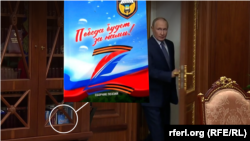 Сборник Z-поэзии бойцов ВДВ в нижном шкафу Путина то исчезает на кадрах официальной хроники, то появляется снова на прежнем месте