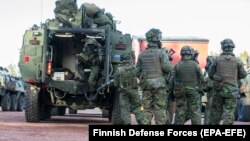 Фински војници на воената вежба „Спојување на трозабецот“ во Лапонија на 25 октомври 2018