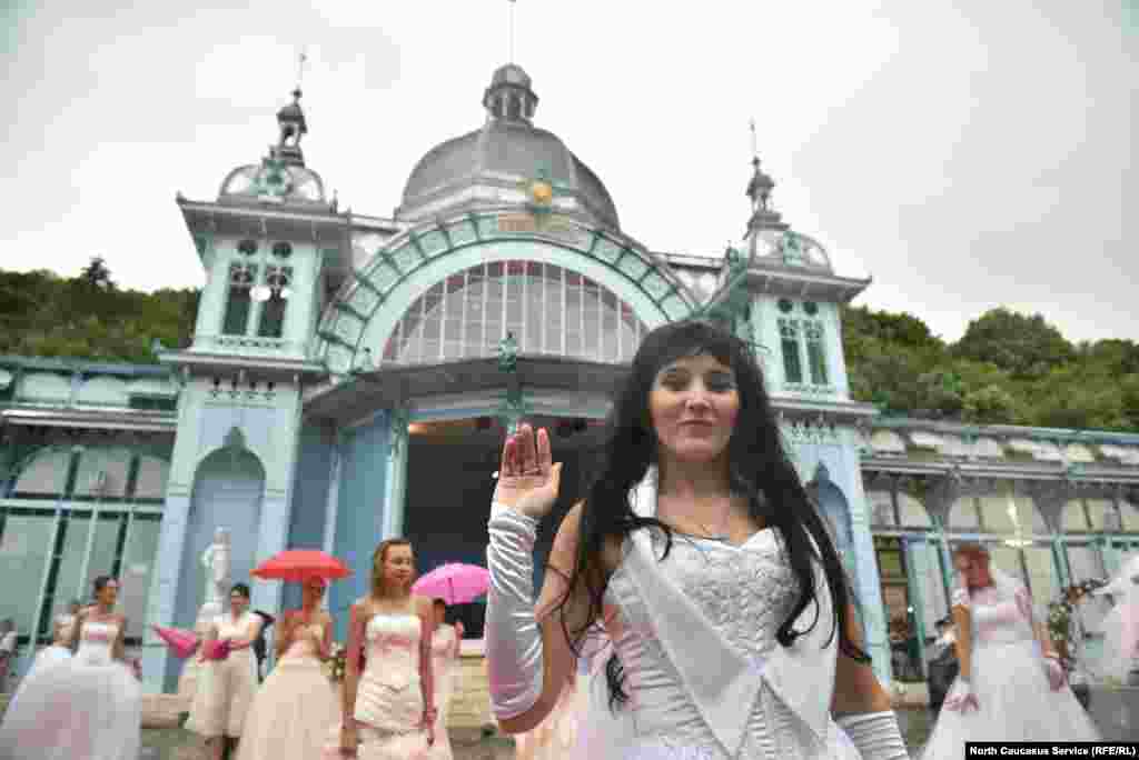 "Соревноваться не хочу ни с кем. Бегом, как видом спорта, я не увлекаюсь. Бегу просто ради удовольствия. По-моему, это весело", - говорит Оксана. Она вышла замуж 6 июля 2002 года и так отметила юбилей.