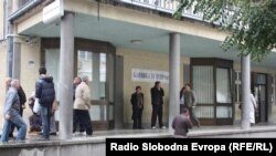 Пациенти пред Клиничкиот центар во Скопје 